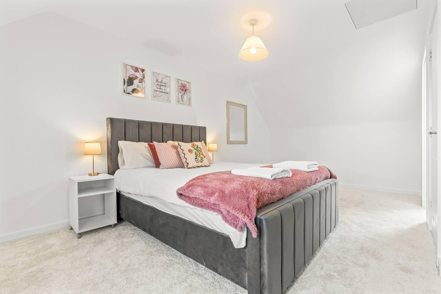Modern 4-Bed Close to Jaguar Whitley & City Centre4